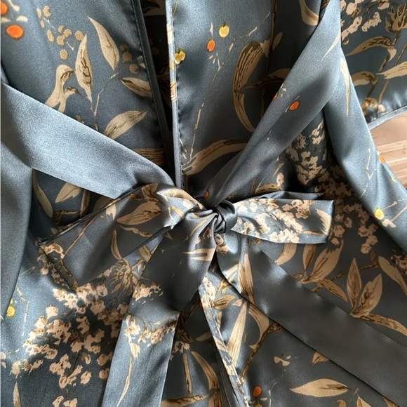 Beautiful satin robe - Picture 5 of 10